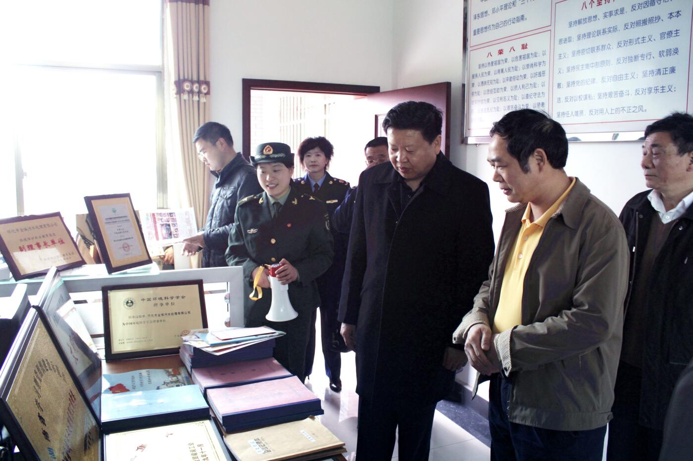 2011年3月，國(guó)家工商局總局個(gè)體司司長(zhǎng)李玉家受中央組織部委托視察公司黨建工作.JPG