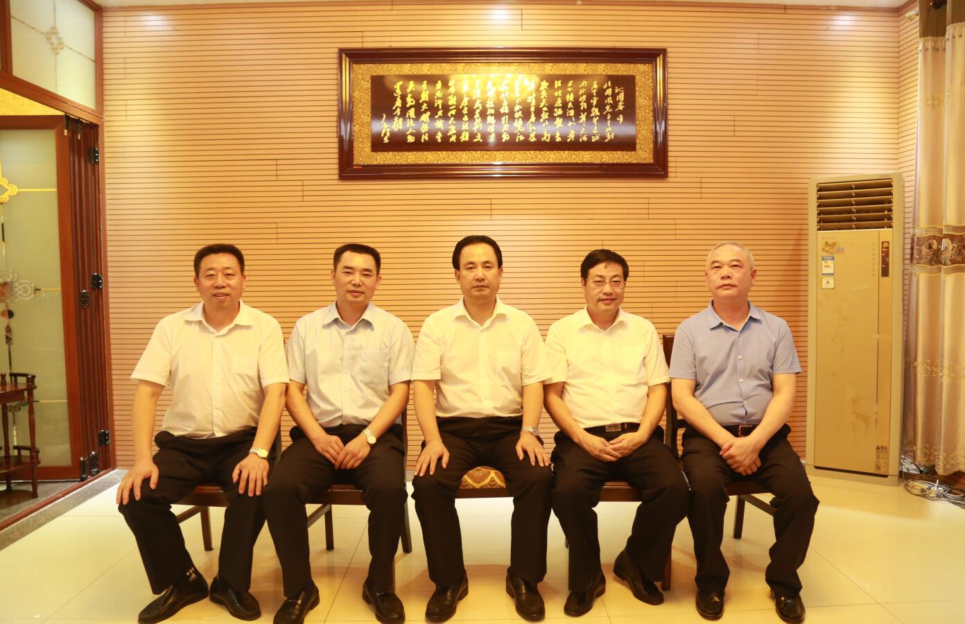 2016年9月，時(shí)任市委常務(wù)副市長(zhǎng)楊親鵬等領(lǐng)導(dǎo)蒞臨公司指導(dǎo).JPG