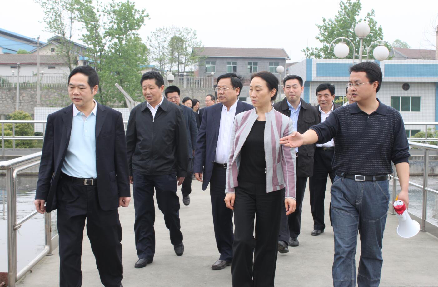 2011年4月，省政協(xié)主席，時(shí)任省委常委、統(tǒng)戰(zhàn)部部長(zhǎng)李薇薇來(lái)公司視察.JPG